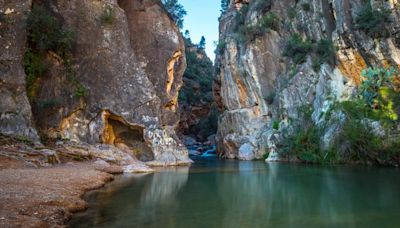 La ruta del Agua de Chelva: un sendero familiar a través de cascadas, un río y un túnel excavado en la roca de más de 100 metros de largo