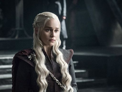 ‘Game of Thrones’: Emilia Clarke temeu demissão após descobrir lesão cerebral durante as filmagens