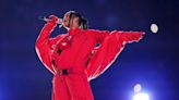 Rihanna brilla en un singular espectáculo del Super Bowl