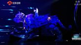 林俊傑跨年上《江蘇》連唱12首 騎紫色巨虎登台