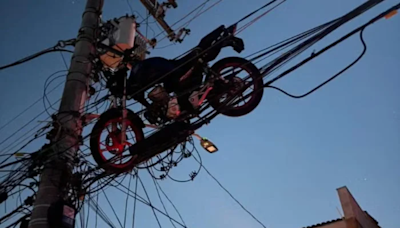Balão cai sobre creche, arrasta carro e iça moto em rede elétrica | TNOnline
