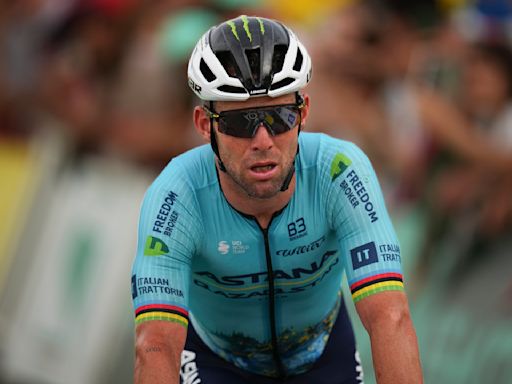 Cavendish struggles with apparent stomach and heat issues during opening Tour de France stage