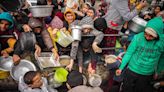 “Estamos muriendo lentamente”: palestinos comen pasto y beben agua contaminada mientras la hambruna se cierne sobre Gaza