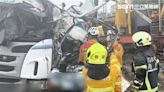 快訊／下雨釀禍？砂石車清土砂翻覆 後車斗壓爛車頭…駕駛沒了呼吸心跳