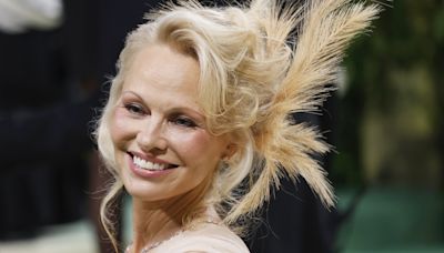 Pamela Anderson sorprende en la MET Gala con un comentado tocado y rompiendo su regla de oro