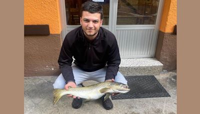 La increíble trucha pescada en aguas asturianas: esto es lo que pesó y lo que tardaron en sacarla