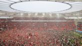 Histórica victoria del Bayer Leverkusen, campeón por primera vez en 119 años. Xabi Alonso celebra, los hinchas festejan con los jugadores