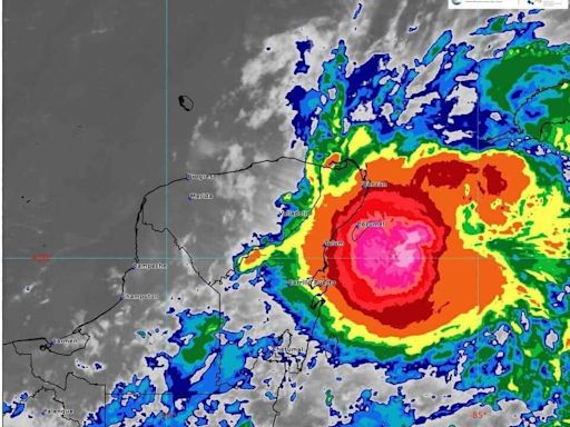 El huracán Beryl tocó tierra en México cerca de Tulum y avanza sobre la turística península de Yucatán