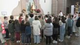 Ofrenda floral ante la Santina en la iglesia de Cangas de Onís