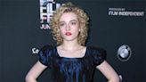 Julia Garner podría interpretar a Madonna en su biopic