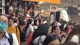 Retrasos por 'revisión' de trenes en el Metro CDMX irritan a usuarios