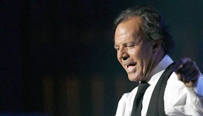 La foto viral de Julio Iglesias, irreconocible, que siembra la duda de si es realmente él: "Esas manos no..."