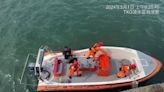 台中梧棲北堤釣客失足落海 海巡救生艇拉起送醫