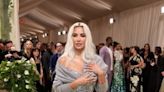 Kim Kardashian muy criticada por promover un ideal de belleza irreal con sus corsés