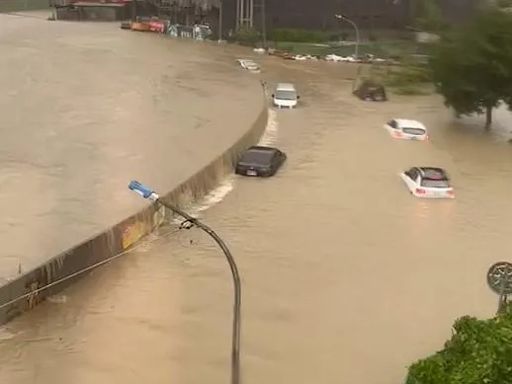 快訊/場面太驚悚！岡山典寶溪「溢堤倒灌」淹水80公分高 多車遭滅