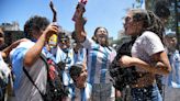 Los argentinos no esperan al final del encuentro para celebrar en la calle