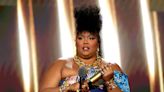 Lizzo Shares Spotlight With 17 Activists During Emotional People’s Choice Awards Speech