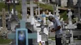 Flores y dolientes en los cementerios de Panamá por el Día de los Difuntos