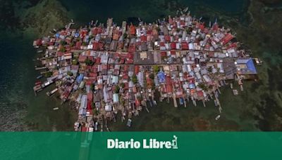 Primeros desplazados del cambio climático en Panamá emprenden el adiós de su isla