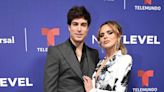 Danilo Carrera e Isabella Castillo radiantes en la alfombra, JLo y más fotos imperdibles