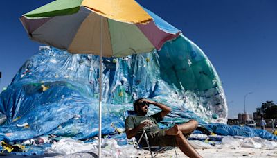 Tsunami de plástico feito com sacolas descartadas abre congresso lixo zero em Brasília; veja vídeo