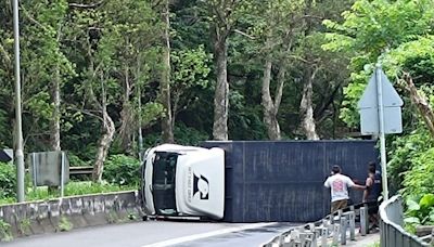 清水灣道貨車自炒翻側 往彩虹方向全線封閉