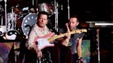 Michael J. Fox reaparece en público y toca junto a Coldplay en Glastonbury - La Tercera