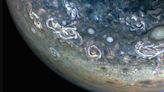 Juno de la NASA captura las "coloridas y caóticas" nubes de Júpiter