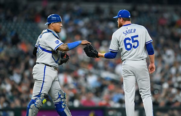 Royals C Salvador Perez scratched from game against Blue Jays because of tight back