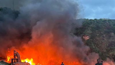 綠島垃圾場燃燒一天一夜…惡臭黑煙難聞 居民哀號：還在悶燒