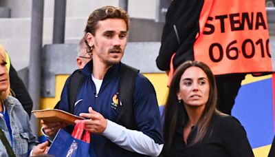 Antoine Griezmann amoureux fou d'Erika, soutien des Bleus jusqu'aux petits détails : tendre baiser dans les tribunes