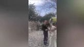 Boda viral en Galicia: una cosechadora lanza kilos de papel a los novios