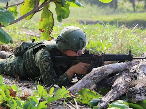 陸軍步兵結合守備區域實戰演練 枯木掩護沙灘射擊出現卡彈 - 自由軍武頻道