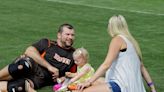 How Joe Thomas' wife, Hall of Fame presenter, Annie, supported Browns career. What to know