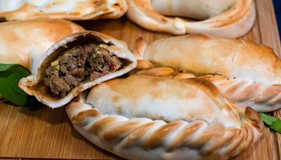 Cómo hacer empanadas de carne cortada a cuchillo: un clásico para festejar la Revolución de Mayo