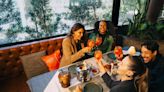 Aperol Spritz celebra Semana da Amizade com torre de drinks exclusiva
