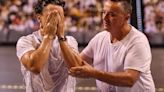 Bautismo de testigos de Jehová en una piscina en el Navarra Arena