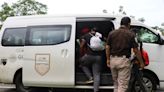 México frena la caravana migrante en la frontera sur en víspera de la elección