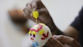 Familia alarga tradición de fabricar calaveras de azúcar en centro de México