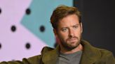 Actor Armie Hammer admite abuso emocional a exparejas pero niega violación