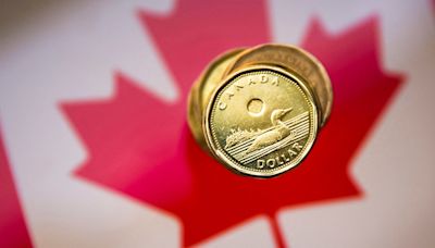 Canadian dollar extends losing streak as oil prices slide