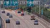 就是不給拖吊！苗栗國道車自撞變形硬要開 一路「螃蟹飄」1KM超危險