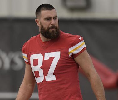 NFL | Travis Kelce sorprende con nuevo look en el campo de entrenamiento de los Kansas City Chiefs