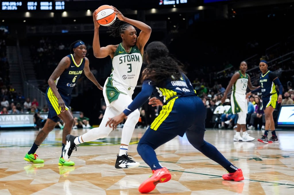 Sparks welcome Nneka Ogwumike back to Los Angeles