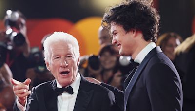 El atractivo hijo de Richard Gere, Homer de 24 años, roba el protagonismo al actor tras posar juntos