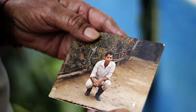 Entregan a una madre el segundo de 4 hijos desaparecidos durante el conflicto en Colombia