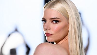 Anya Taylor Joy cautiva con vestido de flechas poderoso y vintage