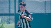 Mateo Apolonio volvió al colegio tras debutar en la primera de Riestra y lo homenajearon con un acto