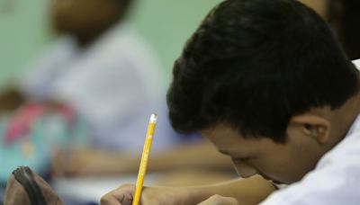 Hay cada vez más chicos de 15 años en la escuela, pero aprenden menos