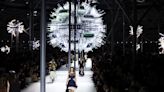 Diseñador Nicolas Ghesquiere celebra sus 10 años en Louis Vuitton con un desfile en París